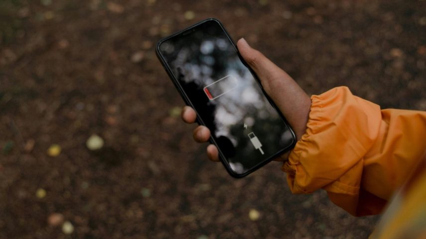 Celular deve ter o uso limitado durante a infância (Foto: Pexels)