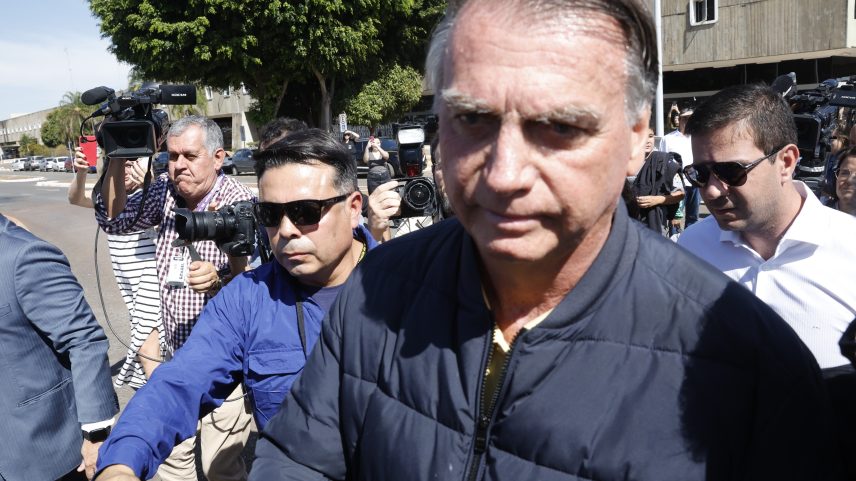 Jair Bolsonaro fala com a imprensa após colocar tornozeleira eletrônica (Foto: Pedro Ladeira - 18.jul.2025/Folhapress)