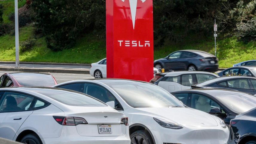 A Tesla gerou uma receita de US$ 97,7 bilhões no ano anterior, e o Ebitda totalizou US$ 14 bilhões, mostrando um crescimento financeiro robusto comparado a uma década atrás. (Foto: Bloomberg/David Paul Morris)