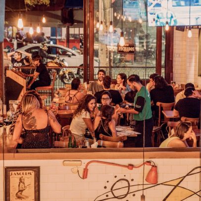 Vendas em bares e restaurantes caem 3,7% em junho, impactando o setor