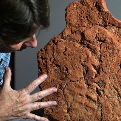 Marca de mão de 4.000 anos é descoberta em sepultura no Egito