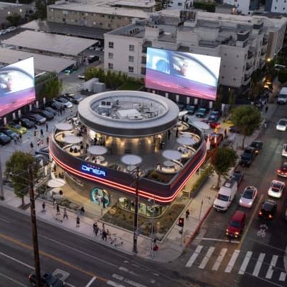Tesla inaugura diner com design retro-futurista em nova estação de Supercharger
