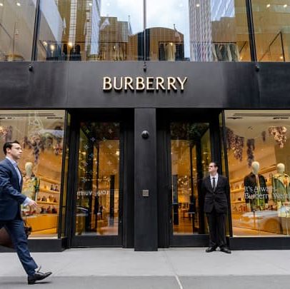 Ações da Burberry disparam 8% com nova estratégia que atrai consumidores dos EUA