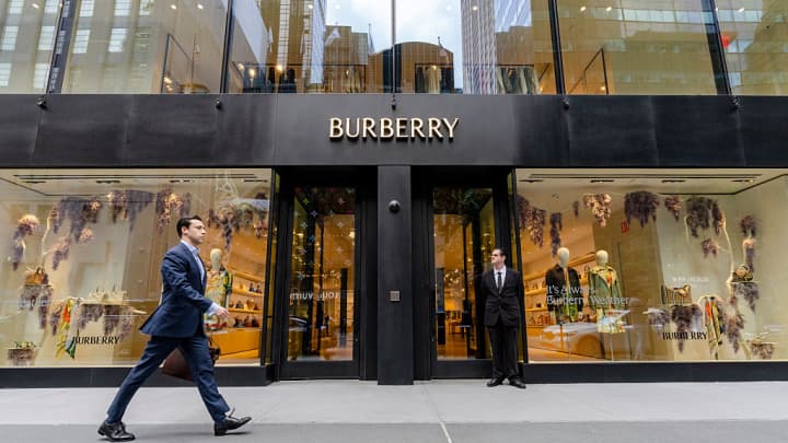 Pessoas caminham pela loja da Burberry na East 57th Street durante o fim de semana do Memorial Day em 25 de maio de 2025, na cidade de Nova York. (Foto: Craig T Fruchtman | Getty Images Entertainment | Getty Images)