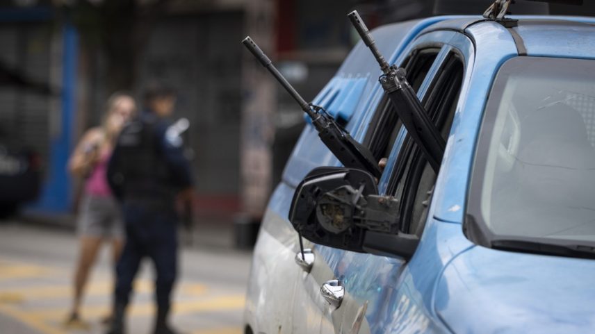 Fuzil como parte da paisagem do Rio: polícia faz patrulhamento com bicos das armas para fora da janela (Foto: Márcia Foletto)