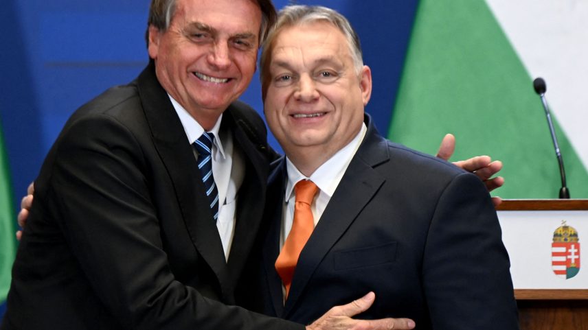 Bolsonaro e o primeiro-ministro da Hungria, Viktor Orbán, em Budapeste (Foto: Attila Kisbenedek - 17.fev.22/AFP)