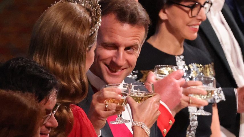 O presidente francês, Emmanuel Macron (C), brinda com a princesa Catarina, da Grã-Bretanha (CL), durante um banquete de Estado no Castelo de Windsor (Foto: AFP)