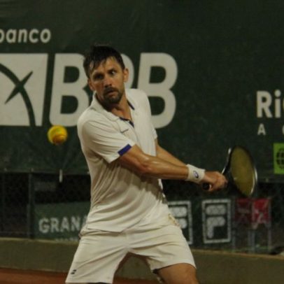 Paulo André avança às quartas de final em torneio masters de veteranos