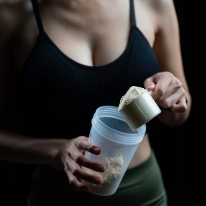 Whey protein: descubra se o suplemento é realmente ultraprocessado e seus efeitos na saúde