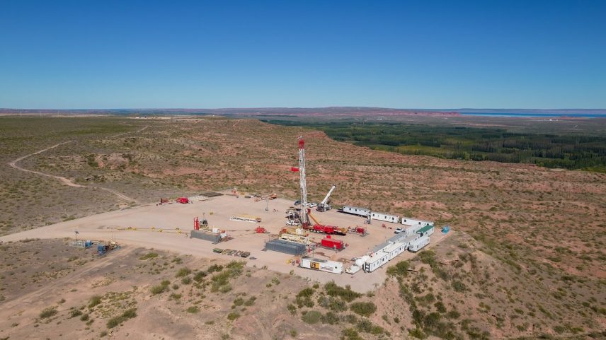 A produção em Vaca Muerta utiliza o fraturamento hidráulico (fracking), técnica que permite extrair petróleo e gás aprisionados em rochas profundas (Foto: Cristian Martin/Getty Images)