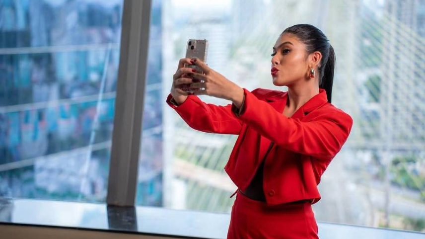 Fernanda Concon apresenta o programa Chuva de Likes (Foto: Divulgação)