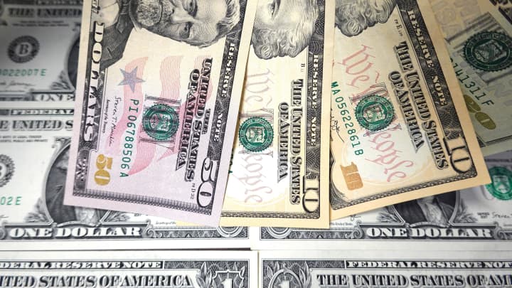 Notas de $50 e $10 dos Estados Unidos são exibidas junto com notas de $1. (Foto: Sopa Images | Lightrocket | Getty Images)