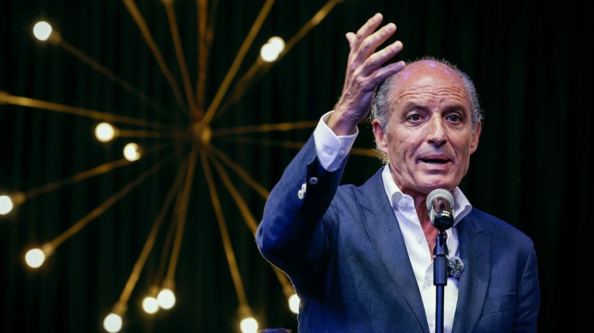 Francisco Camps faz ouvidos surdos à advertência do PP de Mazón e apresenta seu programa para aspirar a dirigir o PPCV e arrebatar o poder orgânico ao presidente do PP valenciano. Às 20h30 no palau Alameda, de Valência. (Foto: MÒNICA TORRES EL PAÍS)