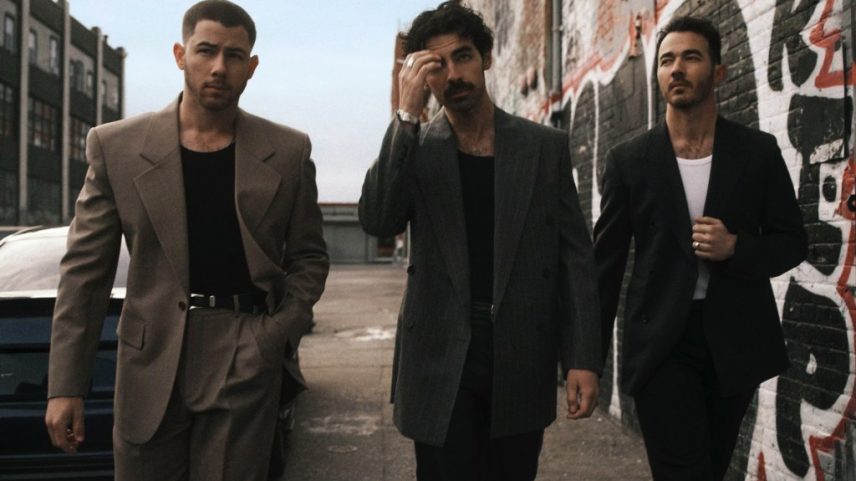 Os Jonas Brothers agitam o telhado em um vídeo inspirador para o novo single animado, 'I Can't Lose', em um clipe que destaca o apoio a pessoas com câncer. (Foto: Reprodução)