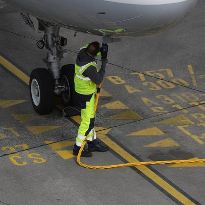 Aumento das viagens aéreas dificulta avanço em combustíveis sustentáveis para aviação