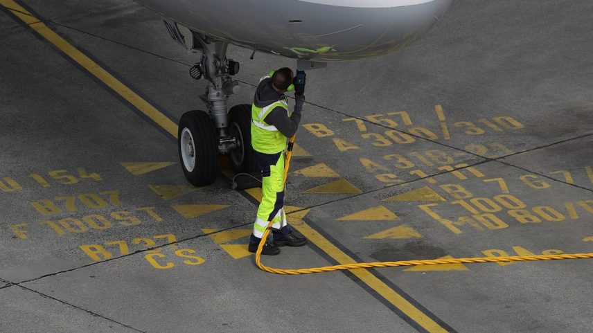 Globalmente, espera-se que o SAF aumente de 0,3% para 0,7% do combustível de aviação neste ano. Mas as viagens aéreas devem aumentar 6%, causando outro salto nas emissões (Foto: Reprodução).