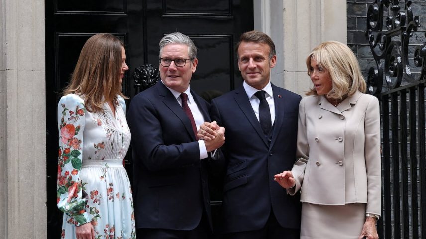 O primeiro-ministro britânico, Keir Starmer, com sua esposa, Victoria Starmer, junto ao presidente francês, Emmanuel Macron, e sua mulher, Brigitte Macron, nesta quarta-feira, na porta do 10 de Downing Street. (Foto: Gonzalo Fuentes/REUTERS)