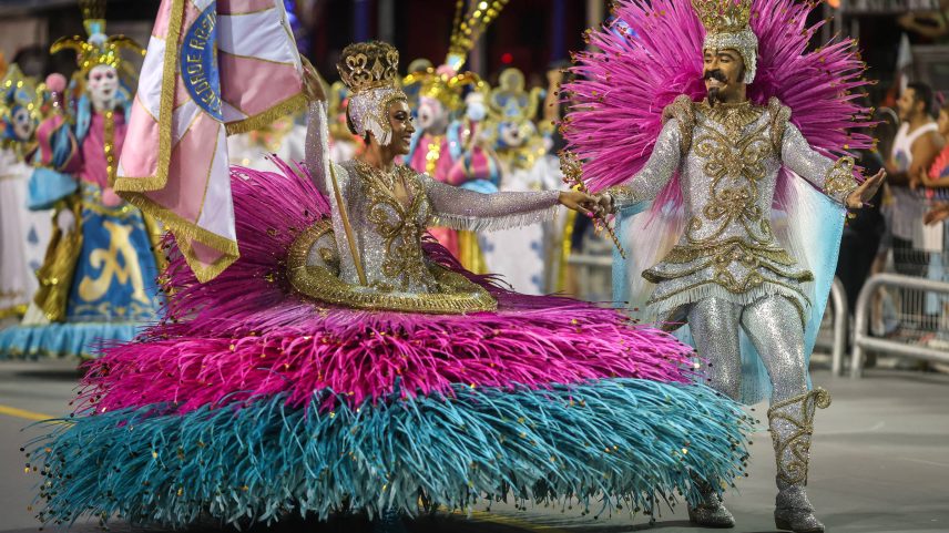 Desfile da Rosas de Ouro, atual campeã do Carnaval de São Paulo: Globo renova contrato (Foto: Felipe Iruata/Folhapress)