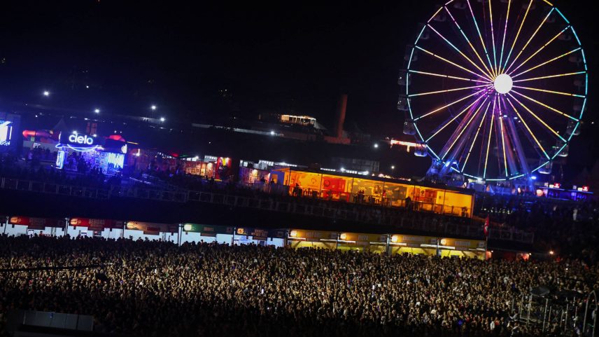Multidão na edição deste ano do festival Lollapalooza, no Autódromo de Interlagos, em São Paulo (Foto: Jean Carniel/Reuters)