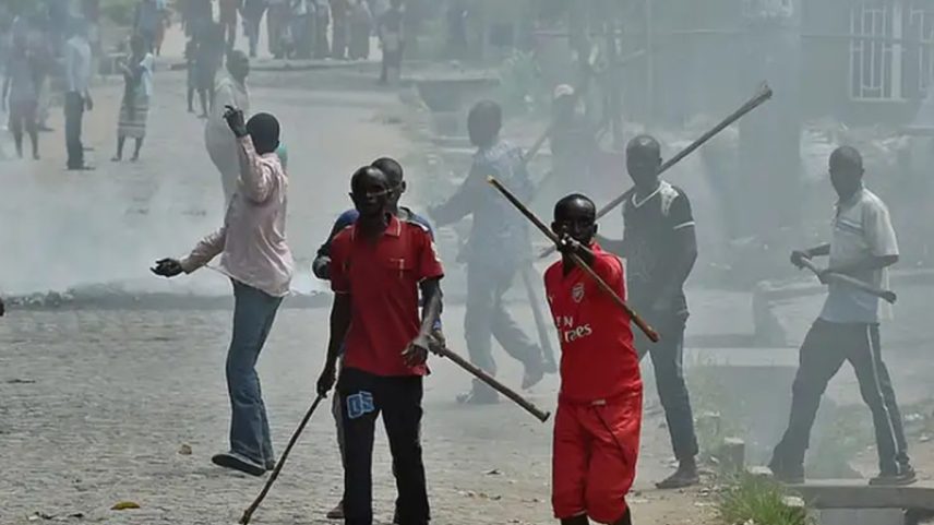 Membros do Imbonerakure durante manifestação em 2015 (Foto: C. de Souza/AFP)
