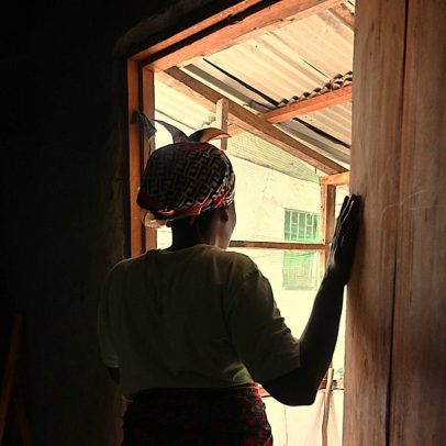 Mulheres enfrentam desafios ao vender 'kush' em meio à crise em Liberia