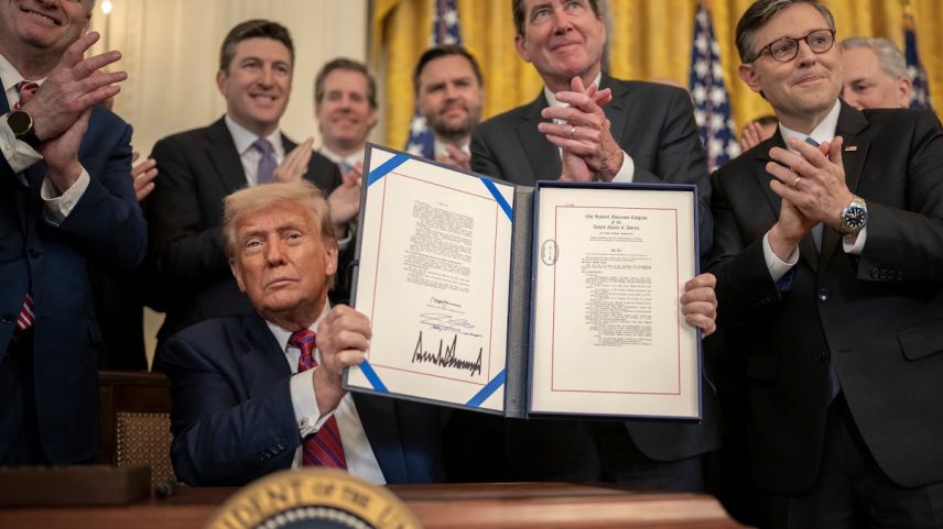 O presidente dos Estados Unidos, Donald Trump, assina o Genius Act, na Casa Branca, no dia 18 de julho. (Foto: DPA via Europa Press)