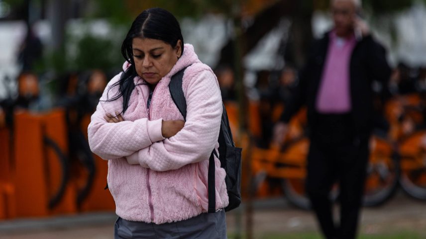 Mulher caminha pelo largo da Batata, zona oeste de São Paulo, em uma manhã gelada de julho, cenário que deve se manter pelos próximos dias na capital paulista (Foto: Rafaela Araújo - 3.jul.25/Folhapress)