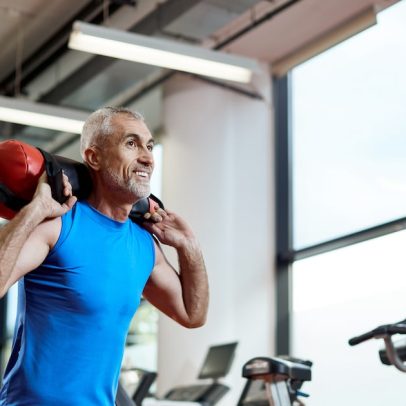 Ganhe músculos após os 50 anos com dicas eficazes de treino e alimentação