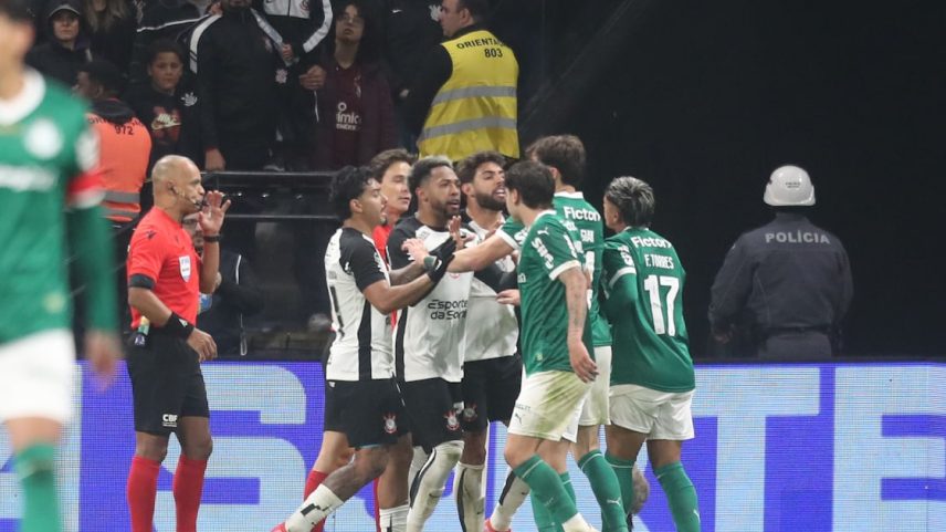 Objetos foram atirados no gramado após comemoração palmeirense em frente às organizadas do Corinthians. (Foto: Alex Silva/Estadão)