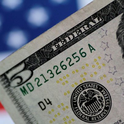 Dólar recua para R$ 5,56 com influência do exterior e tarifas em pauta