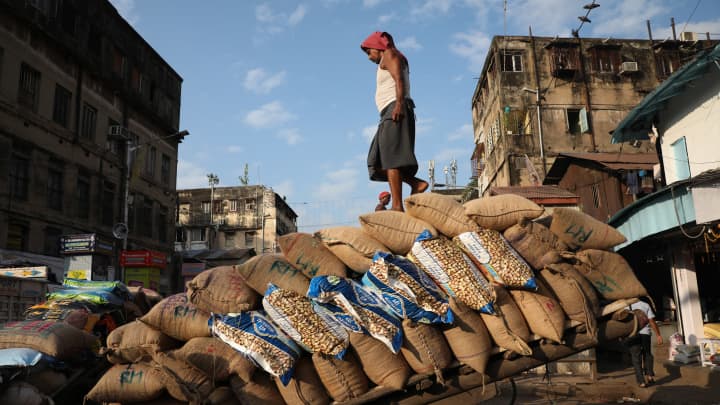 Um trabalhador carrega produtos de consumo em um carrinho de suprimentos em um mercado atacadista em Kolkata, Índia, em 11 de novembro de 2024. (Foto: Nurphoto | Nurphoto | Getty Images)