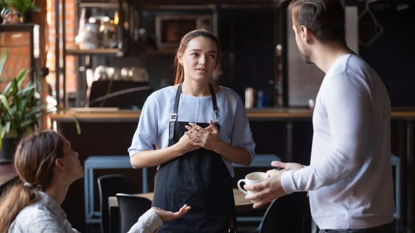 Não toque nos garçons, não os chame fazendo tss, tss; não ria se eles deixarem algo cair, não reclame por bobagens, não pergunte seu nome apenas para ser atendido com prioridade: eles não são seus amigos, escreve a autora Ana Geranios em 'Verano sin vacaciones'. (Foto: fizkes/Getty Images/iStockphoto)