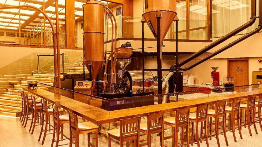 Nolita Roastery, no Rio, tem torrador de café no salão (Foto: Divulgação)