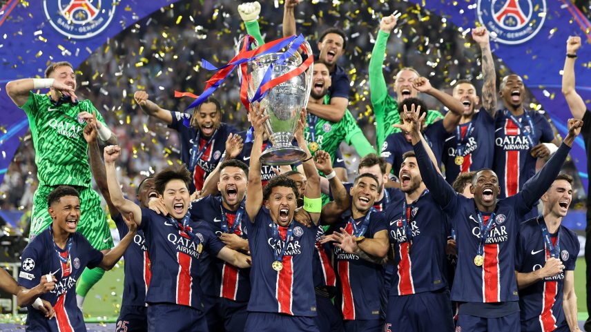 Capitão do PSG, Marquinhos levanta o troféu após a equipe vencer a final da UEFA Champions League entre Paris Saint-Germain e Internazionale Milano em Munique, Alemanha, em 31 de maio de 2025. O PSG venceu por 5 a 0. (Foto: EFE/EPA/RONALD WITTEK)