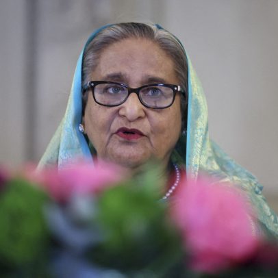 Ex-primeira-ministra de Bangladesh é condenada a seis meses de prisão na ausência