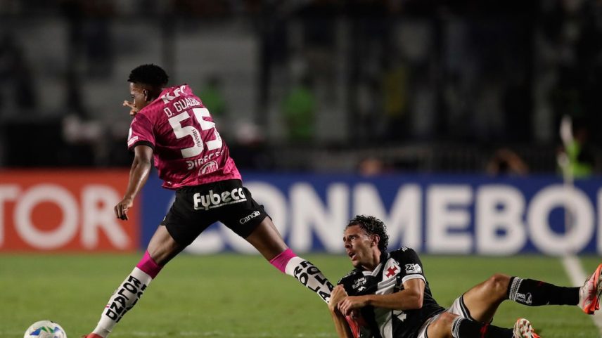 Vasco não conseguiu reverter goleada sofrida no Equador e agravou crise vivida pelo clube. (Foto: Bruna Prado/AP)