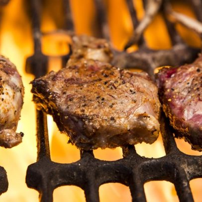 Harmonize vinhos perfeitos com côtes de cordeiro grelhadas no barbecue