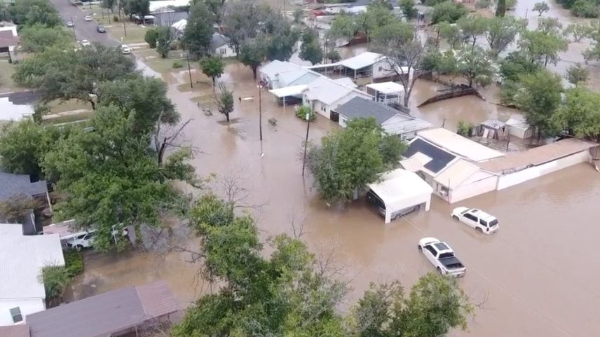 Casas e ruas ficaram alagadas após fortes chuvas elevarem o nível do rio Guadalupe, em San Angelo (Texas) (Foto: Patrick Keely/Reuters)
