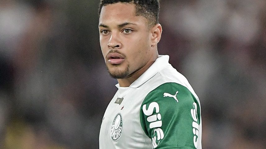 Vitor Roque em ação durante Fluminense x Palmeiras, jogo do Brasileirão (Foto: Thiago Ribeiro/AGIF)