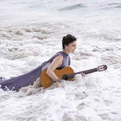 Adriana Calcanhotto revela destino do violão que levou para o mar em foto icônica