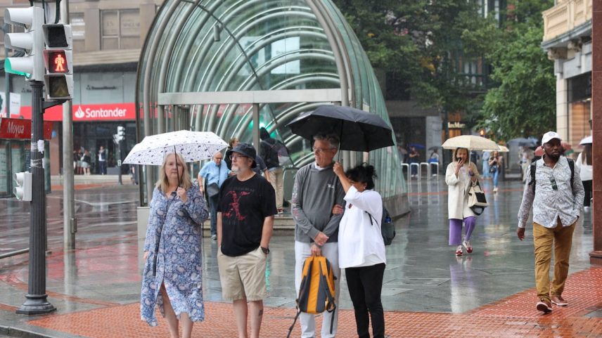 Pessoas com guarda-chuvas, na segunda-feira em Bilbao. (Foto: LUIS TEJIDO/EFE)