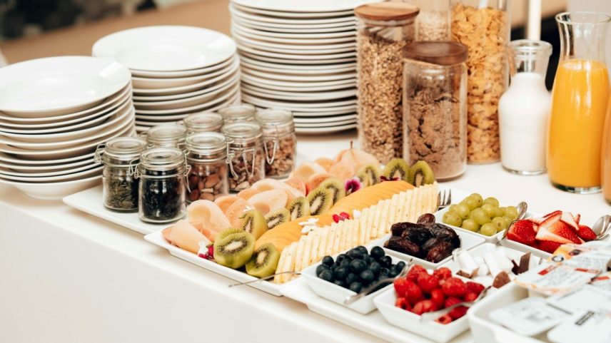 Café da manhã de hotel tem muitas opções, mas não precisa vir com descontrole — Foto: Pexels