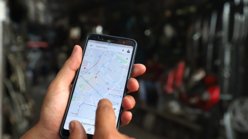 Um usuário busca como chegar a seu destino utilizando o Google Maps. (Foto: Nasir Kachroo / NurPhoto / Getty Images)