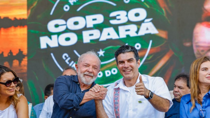 Presidente Luiz Inácio Lula da Silva e o governador do Pará, Helder Barbalho, durante cerimônia de anúncio da realização da COP30 em Belém, em junho de 2023 (Foto: Ricardo Stuckert/PR)