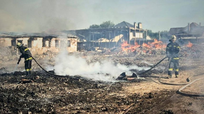 Bombeiros apagam incêndio após um ataque russo na região de Kiev, em meio à invasão russa da Ucrânia. (Foto: AFP)