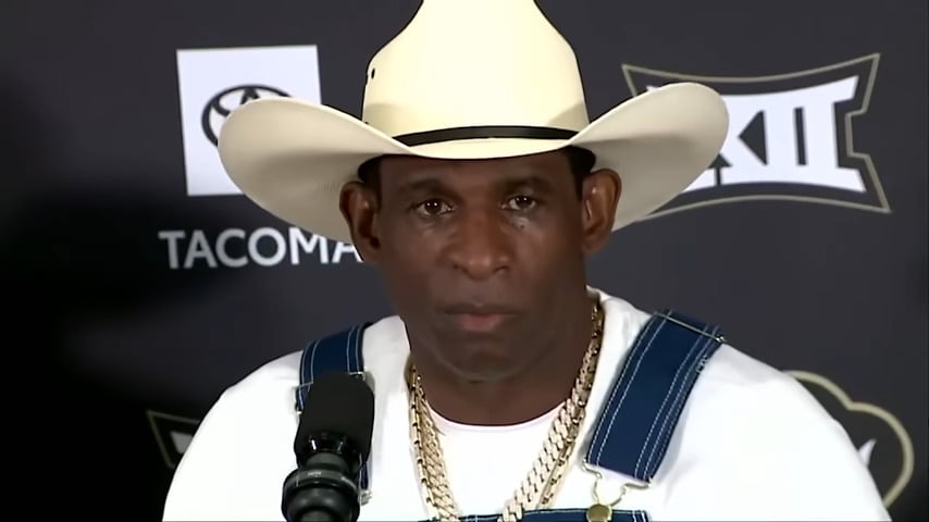 Deion Sanders em entrevista coletiva. (Foto: Reprodução)
