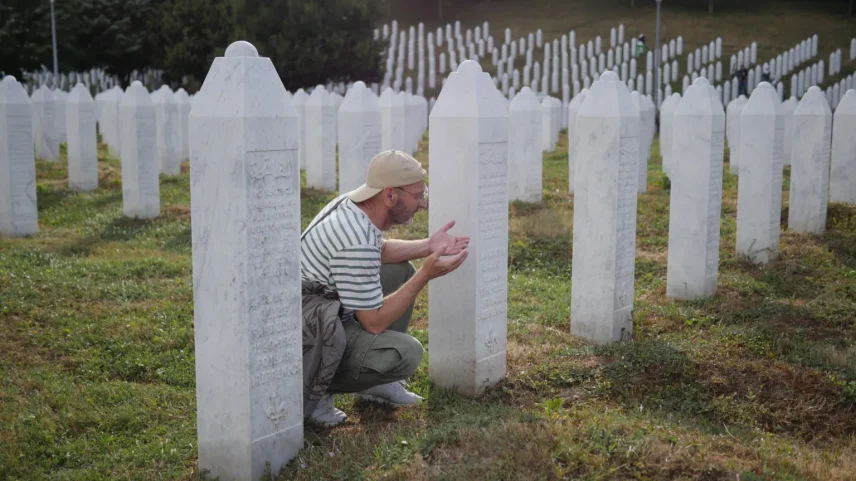 Mais de 8.000 homens e meninos bósnios foram mortos pelas forças sérvias bósnias em Srebrenica em julho de 1995. Hoje, a lembrança é complicada. (Foto: BBC)