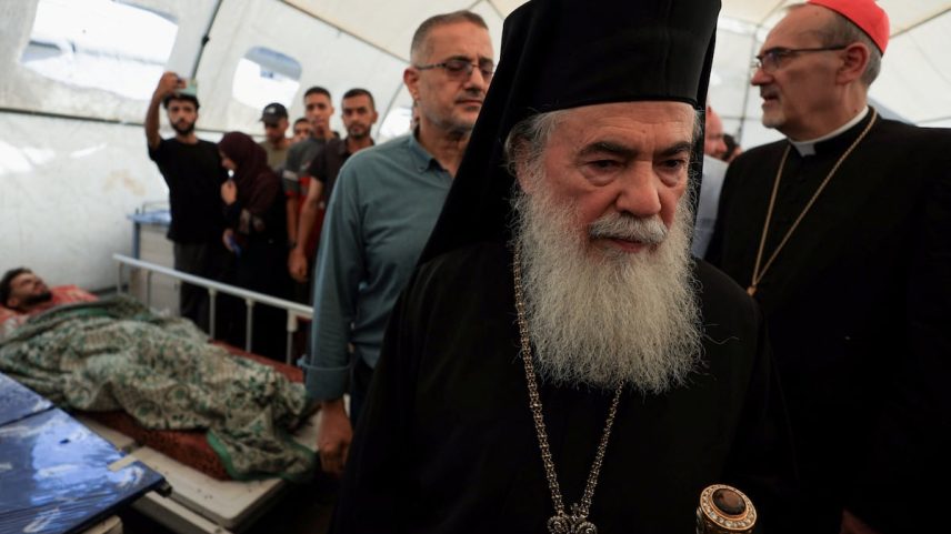 Pierbattista Pizzaballa (direita) e Teófilo III (centro), durante a visita a feridos no hospital Al-Ahli de Gaza nesta quinta-feira. (Foto: Dawoud Abu Alkas/REUTERS)