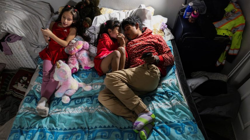 Uma família de migrantes venezuelanos trancada em sua casa por medo de operações da ICE, no Colorado, em fevereiro de 2025. (Foto: Kevin Mohatt/REUTERS)