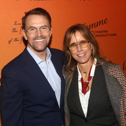 Téa Leoni e Tim Daly celebram casamento após romance em série de TV